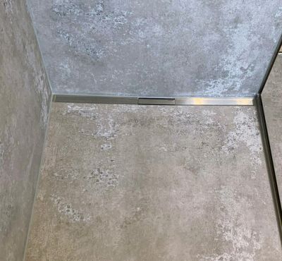 Bad_graue_Dusche_fleckig_02.jpg